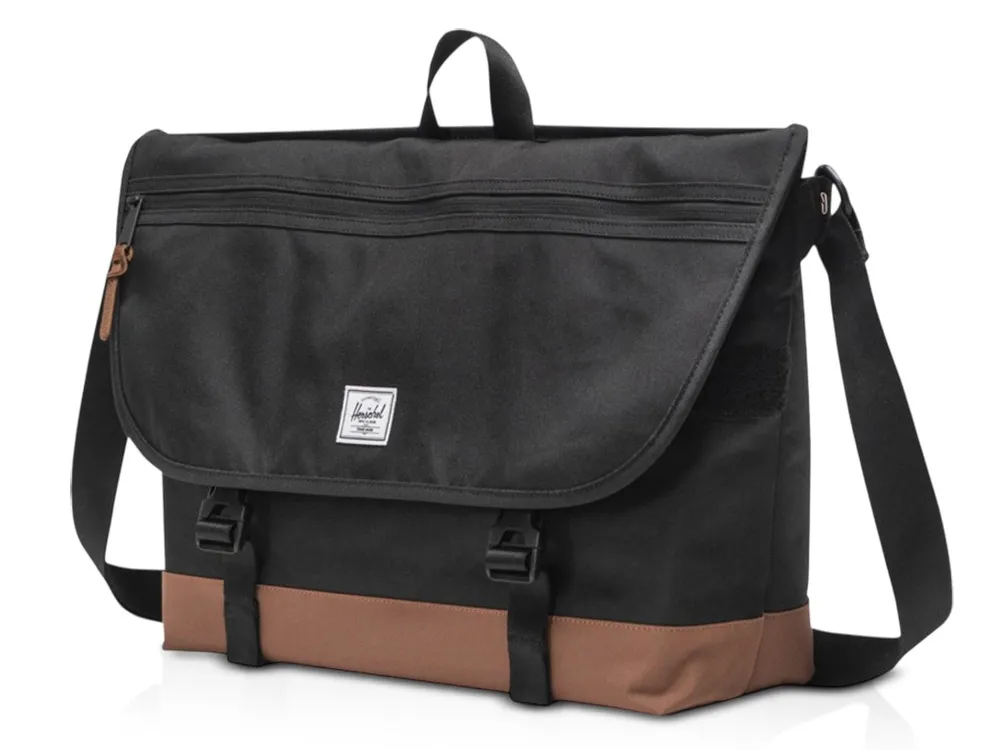 Сумка-мессенджер Herschel Cove из переработанного материала 22,5 л - сплошной черный