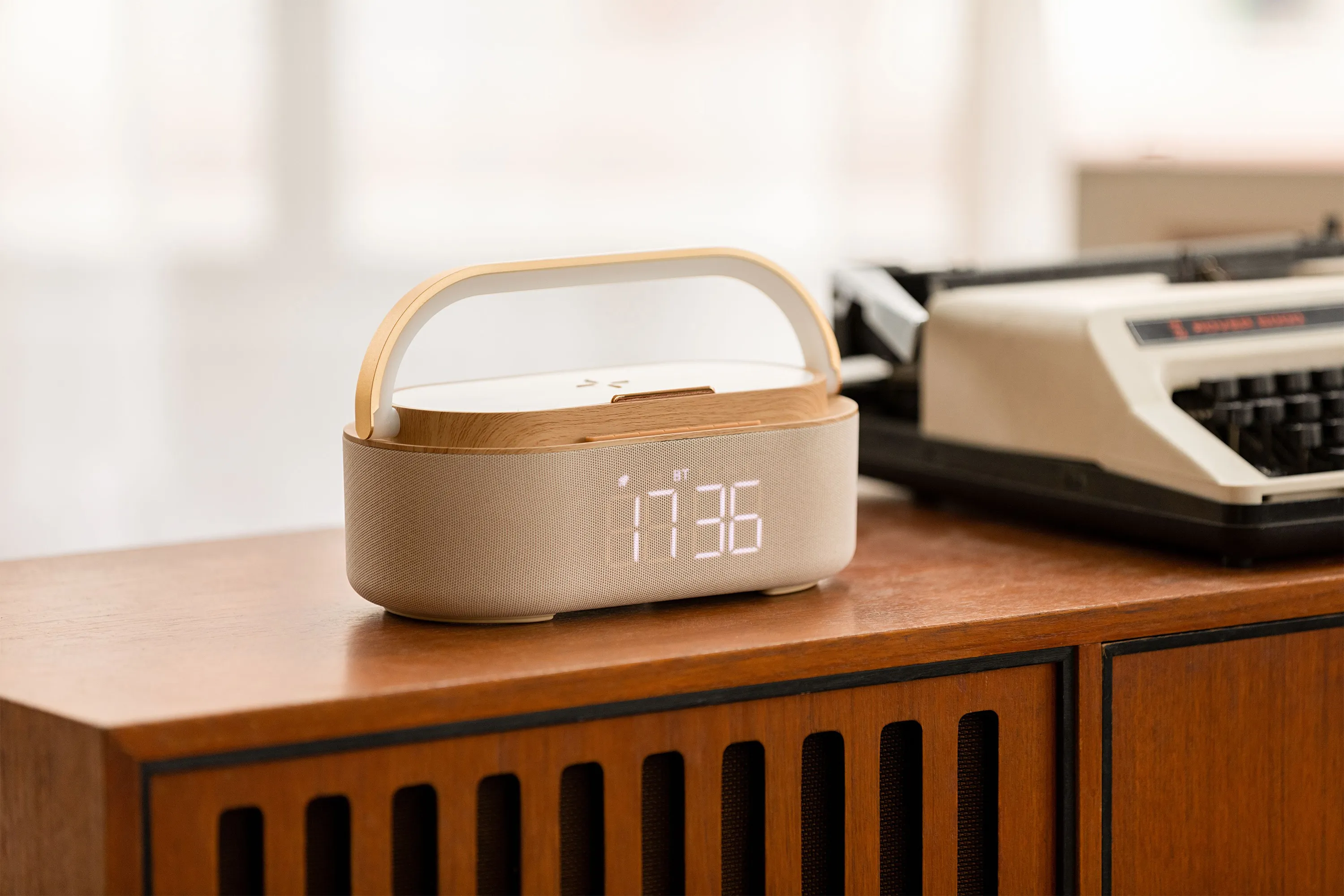 Bluetooth стерео-колонка "Smart Band" 10Вт (2х5Вт) с беспроводным (15W) ЗУ, лампой, часами, FM радио бежевый